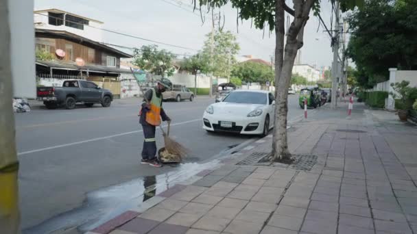 Varredor Rua Masculino Colete Segurança Refletido Limpeza Varrer Ruas Pavimentadas — Vídeo de Stock