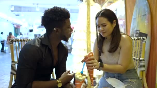 Verspieltes Paar Trinkt Ein Eis Einkaufszentrum Sie Füttert Ihn Mit — Stockvideo