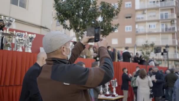 Ember Videózik Mobiljával Sant Antoni Fesztivál Alatt Valenciában Spanyolországban Közepes — Stock videók