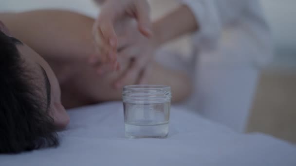 Nerozpoznatelná Žena Dává Olej Klientské Pokožky Aby Poskytla Relaxační Masáž — Stock video