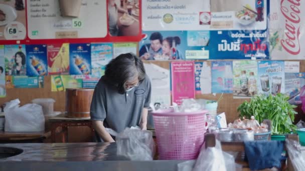 Пожилая Предпринимательница Подсчитывающая Продажи Наличных Кассы Магазине Бангкоке Средний Снимок — стоковое видео