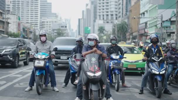 在泰国曼谷 骑摩托车的汽车和骑手在红绿灯前停下并等候 以便为过马路的行人让路 Pov 4K水平视频 — 图库视频影像