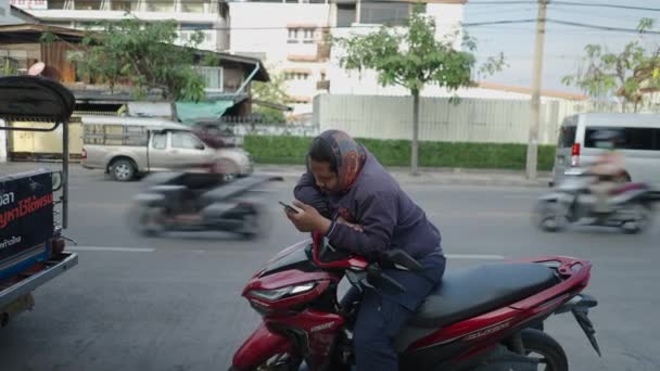 Lovas Okostelefon Használata Közben Parkoló Motorkerékpár Végig Utcán Bangkokban Thaiföldön — Stock videók