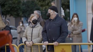 Maskeli yaşlı çift Valencia, İspanya 'da San Antonio Festivali' nde. Orta Çekim - 4K Yatay Görüntü