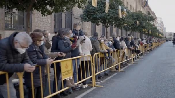 Emberek Arcon Maszk Mögött Áll Sárga Barikád Kerítés Várja Felvonulás — Stock videók