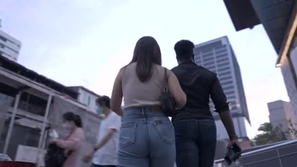 Після Подружжя Проїхало Містом Разом Іншими Людьми Великому Місті Бангкок — стокове відео