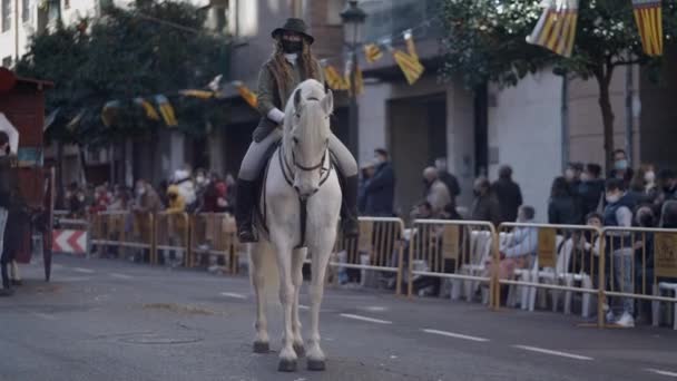 Female Horseback Rider Street Κατά Διάρκεια Του San Antonio Abad — Αρχείο Βίντεο