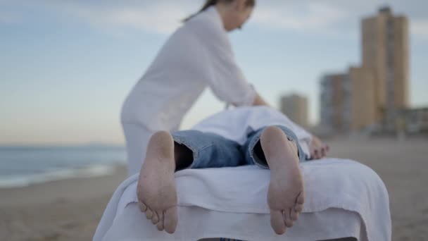 Los Pies Cubiertos Arena Hombre Irreconocible Recibiendo Masajes Relajantes Orilla — Vídeo de stock