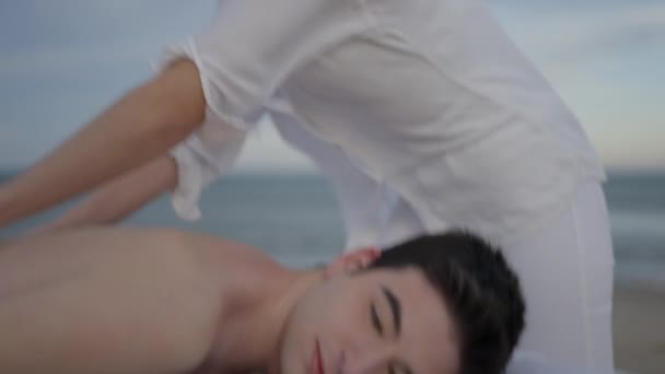 Ung Professionell Massös Utför Avslappnande Terapeutisk Massage Wellness Behandling Och — Stockvideo