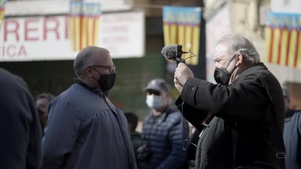Man Holding Camera Furry Microphone Συνέντευξη Old Man Street Κατά — Αρχείο Βίντεο