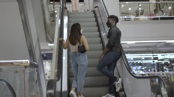 Joven Pareja Elegante Montando Una Escalera Mecánica Centro Comercial Mientras — Vídeo de stock