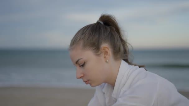 Närbild Massös Arbetar Utomhus Stranden Ger Tillbaka Massage Slow Motion — Stockvideo