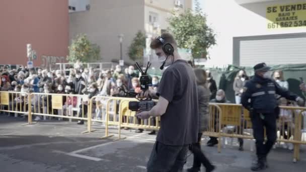 Cameraman Επαγγελματική Κάμερα Και Ακουστικά Ενσωματωμένο Μικρόφωνο Γυρίσματα Στο Δρόμο — Αρχείο Βίντεο