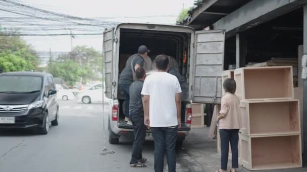 Delivery Men Beim Verladen Von Wellpappenrollen Einen Lieferwagen Bangkok Thailand — Stockvideo