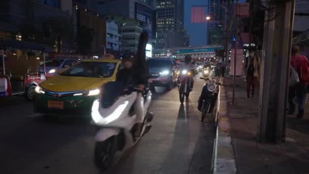 Bangkok Tayland Gece Yarısı Trafikte Motosikletler Taksiyi Sollar Kapat Yatay — Stok video