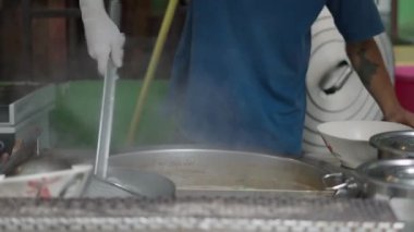 Tayland sokak yemekleri - Tayland 'da Bangkok' ta kaynar suya batırılmış erişte ve sebzeler. - Kapat - 4K Yatay Video