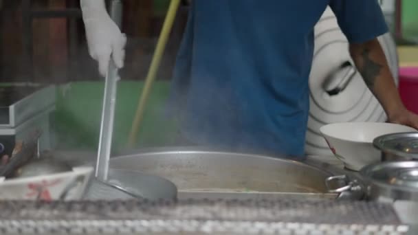 Thai Street Food Vendor Cooking Noodles Vegetables Strainer Dipped Boiling — стокове відео
