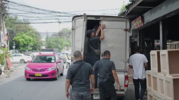 Rear View Pickup Truck Parked Street Bangkok Delivery Men Closing — Stok Video