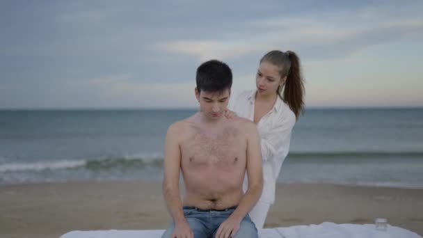 Persona Non Binaria Riceve Massaggio Spiaggia Seduto Sul Tavolo Massaggio — Video Stock