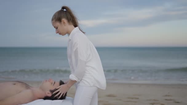 Młody Mężczyzna Kłamie Masaż Plaży Koncepcja Wellness Piękna Relaksu Widok — Wideo stockowe