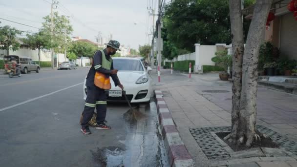 Уличная Уборщица Подметающая Воду Улице Дренажу Метлой Бангкоке Таиланд Широкое — стоковое видео
