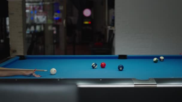 Donna Che Gioca Biliardo Che Colpisce Pallone Con Uno Snooker — Video Stock