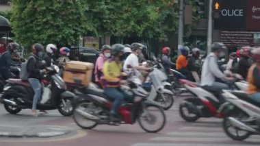 Bangkok City, Tayland 'da toplu taşıtlar ve motosiklet trafiği. - geniş - 4K Yatay video