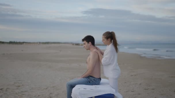Masaje Para Liberar Tensión Corregir Postura Del Cuello Tratamiento Bienestar — Vídeo de stock