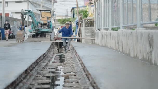 Travailleur Non Qualifié Lissage Nivellement Couche Supérieure Béton Fraîchement Coulé — Video