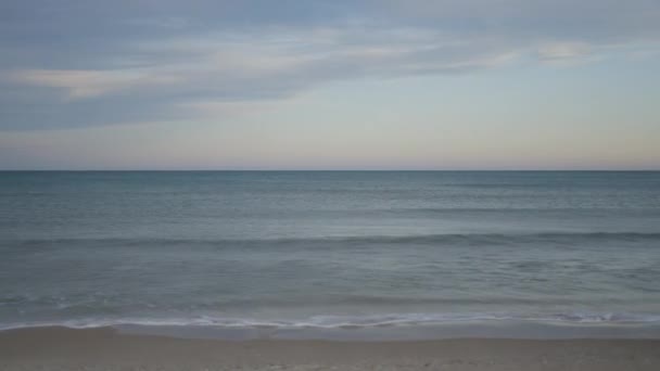 Ujawnienie Zdjęcia Masażystki Pracującej Plaży Fal Morskich Bocznego Widoku Kobiety — Wideo stockowe