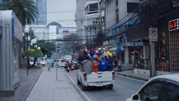 Stavební Dělníci Koni Zadní Straně Pick Truck Jízdy Ulici Bangkoku — Stock video