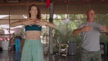 Meditasyon seansında bir grup dingin insan nefes alıp veriyor. Sağlık, sağlık ve zen konsepti - 4K Yatay video