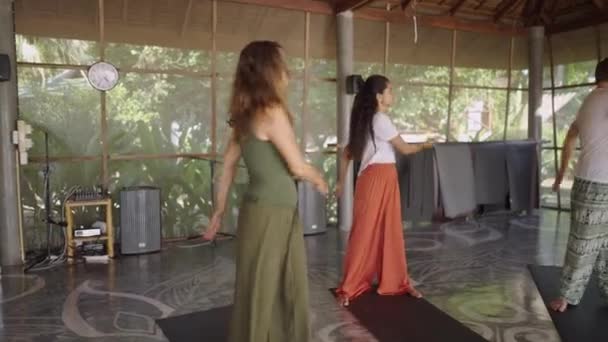Grupo Multiétnico Pie Sobre Esteras Yoga Hacer Movimientos Del Torso — Vídeos de Stock