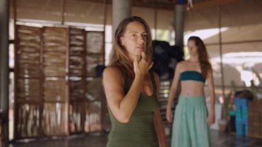 Tayland 'daki şifa merkezinde yoga sınıfına konuşan neşeli bir kadın - ağır çekim - 4K yatay video