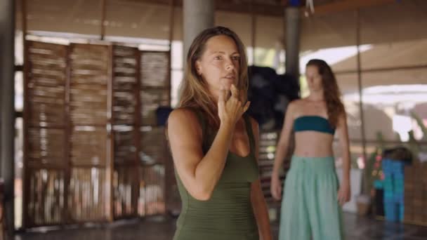 Femme Gaie Parlant Son Cours Yoga Dans Centre Guérison Thaïlande — Video