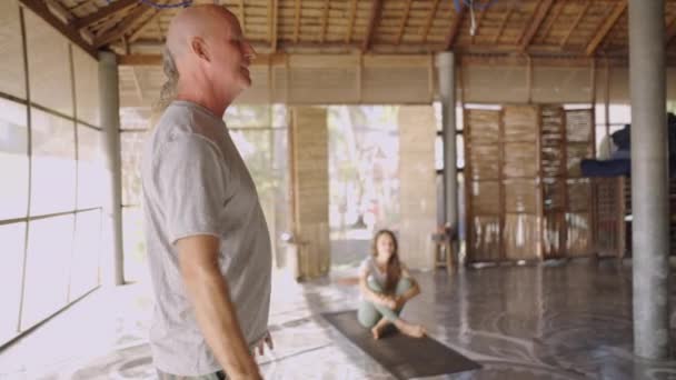 Gemengde Ras Groep Van Mensen Ontspannen Mediteren Wellness Gezonde Levensstijl — Stockvideo