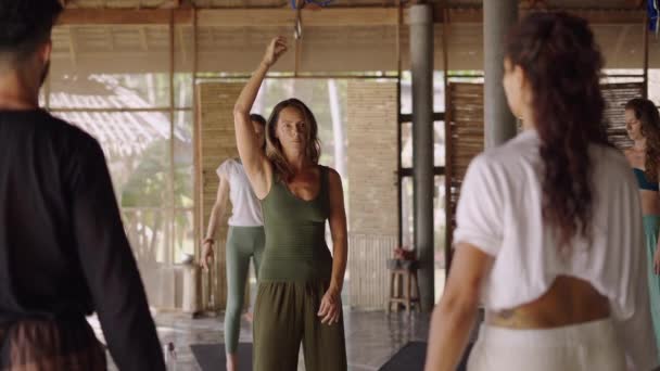 ヨガの先生がタイ パンガン島の多民族グループの瞑想セッションをリード 4K水平ビデオ — ストック動画
