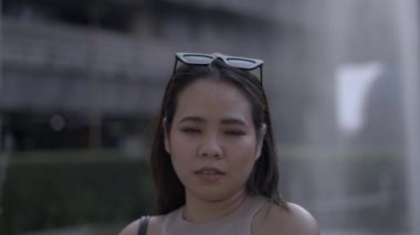 Taylandlı kadının kameraya bakıp gülümsemesi - yavaş çekim - 4K yatay video