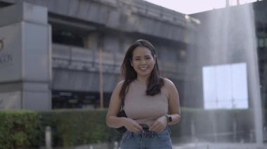 Taylandlı genç manken kameraya bakıyor ve güneş gözlüğü takıyor - yakın çekim - 4K yatay video