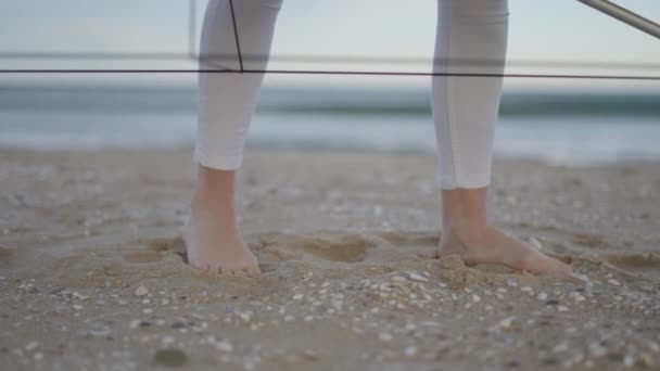 Fötter Oigenkännlig Kvinna Som Står Barfota Stranden Huden Vidrör Sanden — Stockvideo