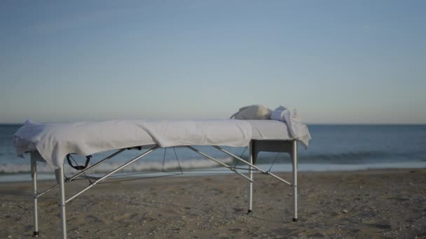 Stół Masażu Plaży Fale Oceaniczne Tle Żadnych Chmur Poziome Wideo — Wideo stockowe