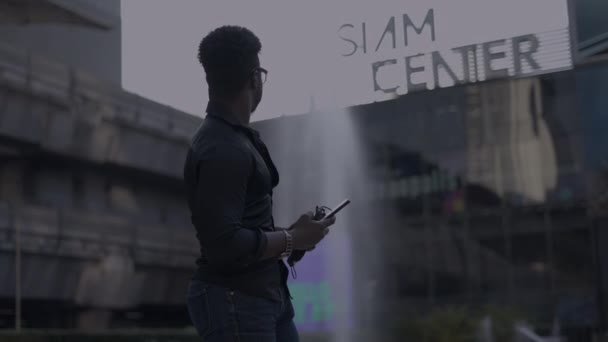 Modelo Africano Utiliza Smartphone Para Textos Imagen Del Lugar Que — Vídeos de Stock