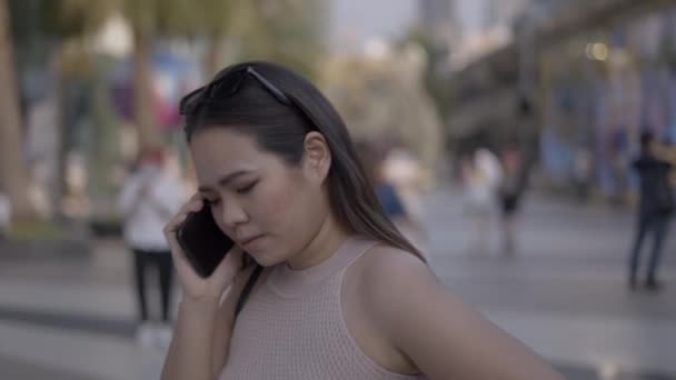 Detailní Záběr Asijské Ženy Telefonovat Přeplněné Ulici Selektivní Ostření Záběr — Stock video