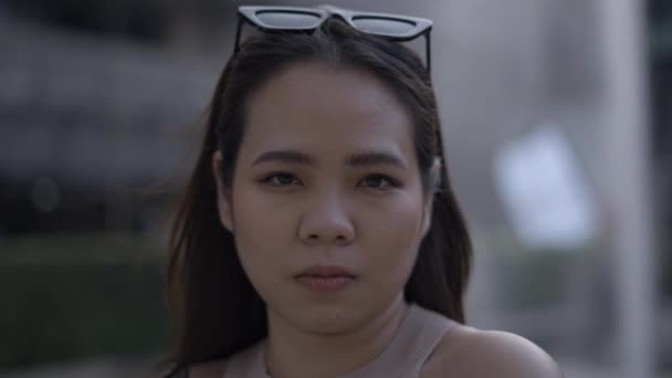 Extremamente Perto Menina Tailandesa Olhando Para Câmera Olhe Fundo Sorria — Vídeo de Stock
