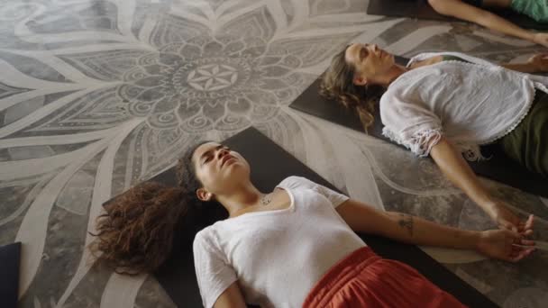 Wanita Menjaga Tangan Mereka Tertutup Saat Berbaring Bermeditasi Kebersamaan Dan — Stok Video