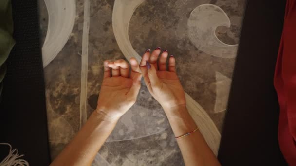 Руки Двох Жінок Яко Торкаються Невпізнавані Жінки Лежать Килимках Йоги — стокове відео