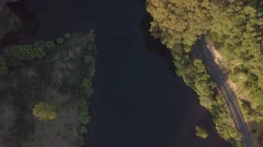 McClaren Park Gölü ve Yolu 'nun havadan görünüşü, Yeni Zelanda - 4K Yatay Video