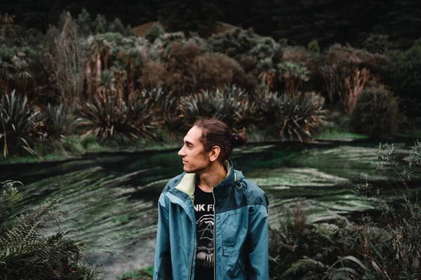 Kaukasischer Junge Profil Schwarzem Shirt Und Regenmantel Glücklich Und Entspannt — Stockfoto