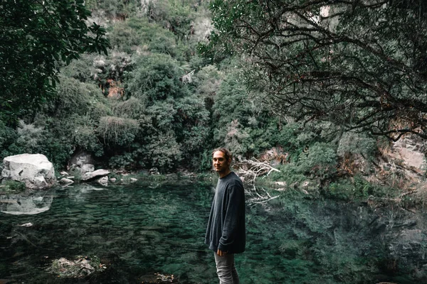 Jeune Garçon Caucasien Regardant Caméra Souriant Heureux Dans Petit Lac — Photo