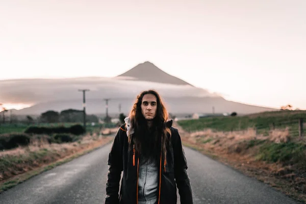 Junger Kaukasischer Mann Sweatshirt Und Mantel Der Einem Tag Mit — Stockfoto